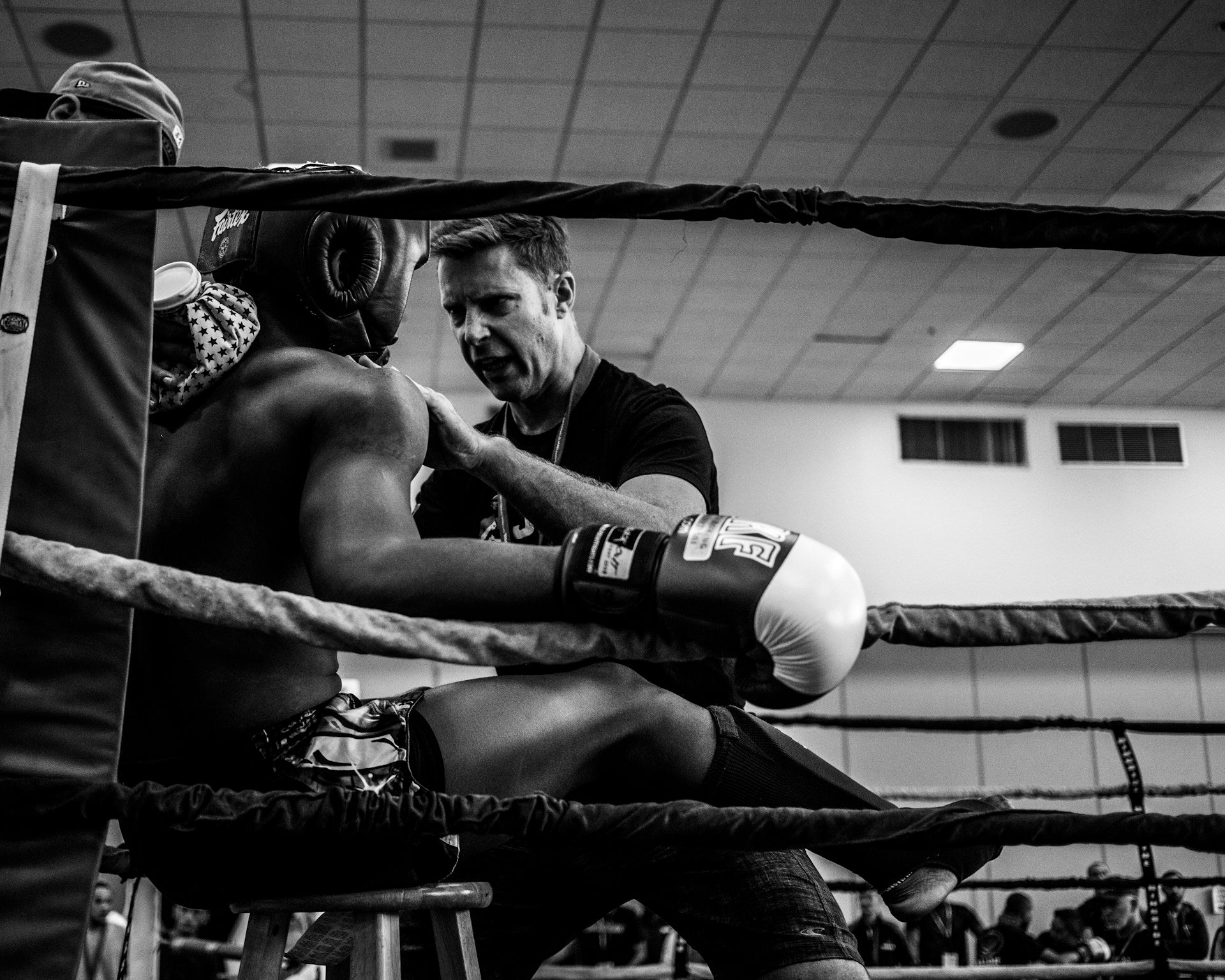 Boxer in ring black and white - BYS Store sports